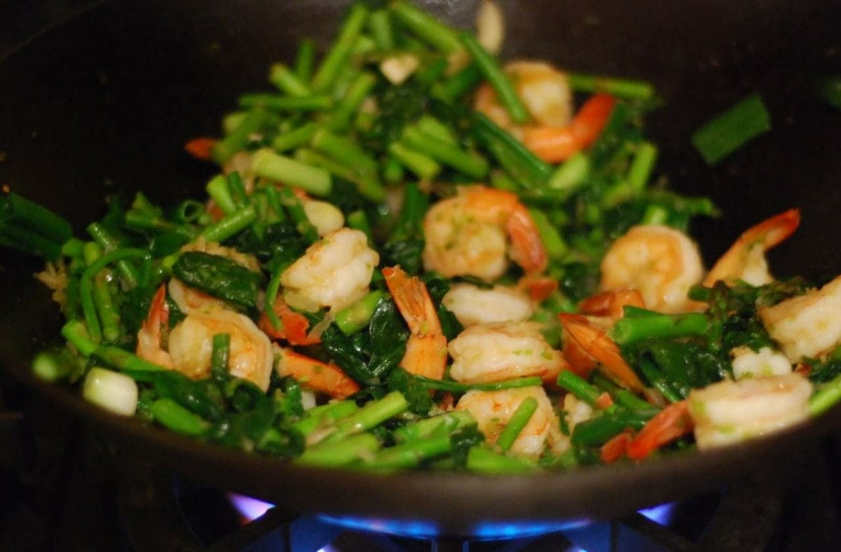 cup and table: shrimp asparagus spinach stir fry